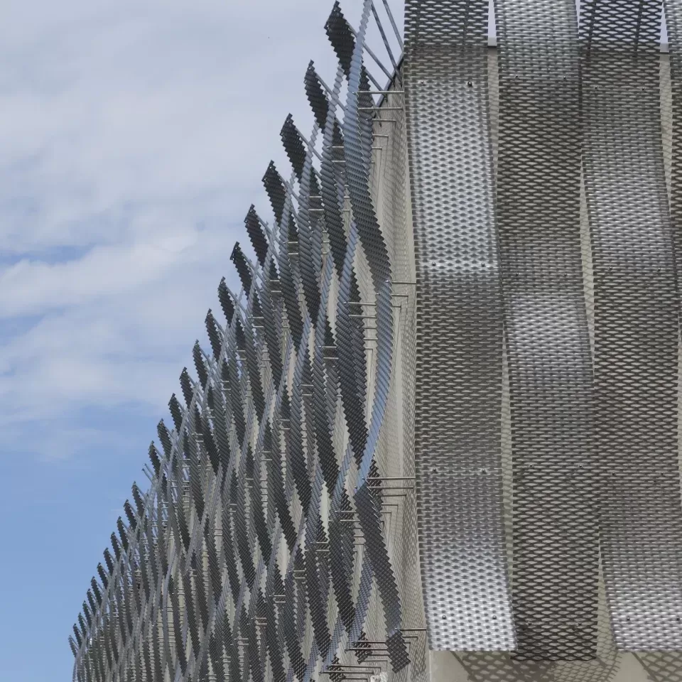 Dekorativní fasádní prvky budovy sportoviště FINSKO