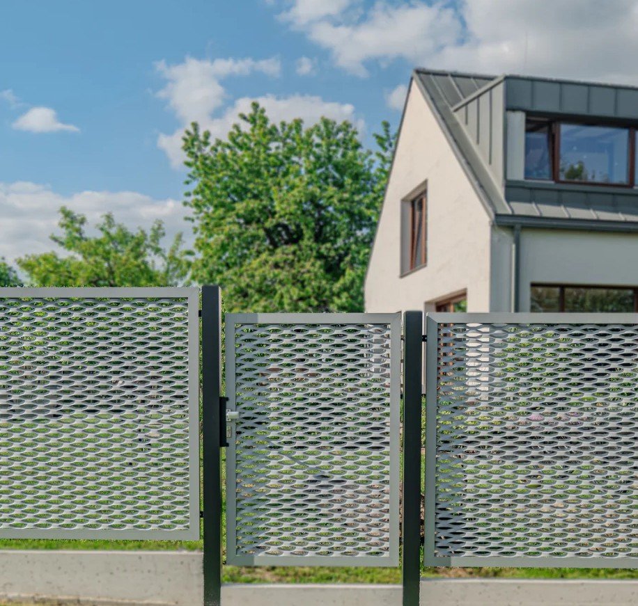 CUSTOM FENCES IN DECORATIVE SHEETS: