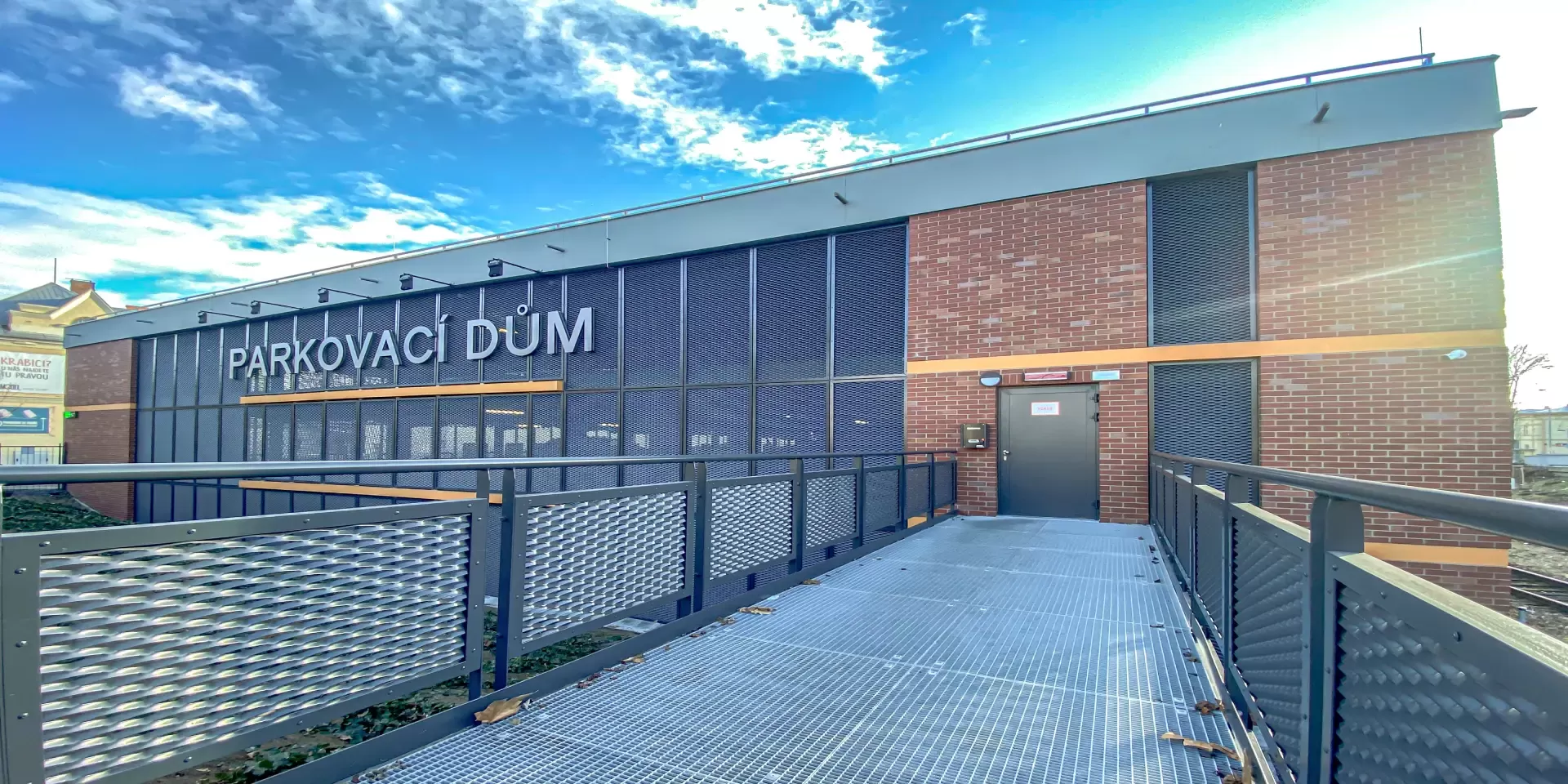 Opláštění parkovacích domů